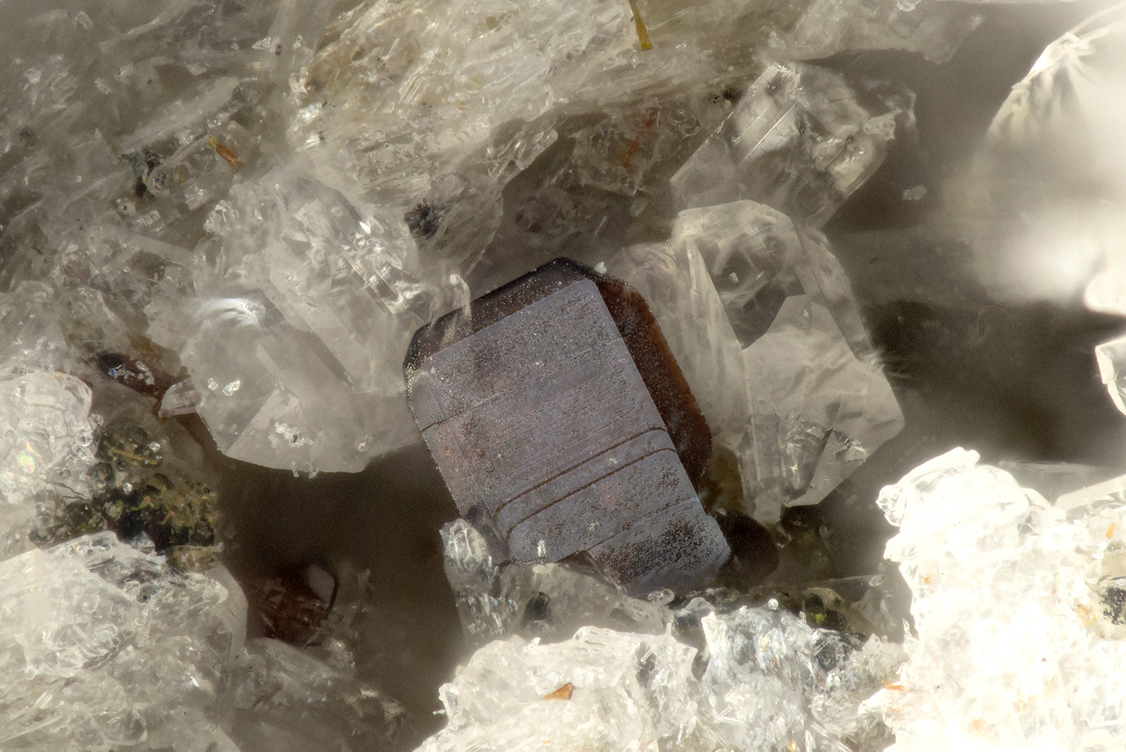 Pseudobrookite
FOV = 1.1 mm
(Autor: Doug)