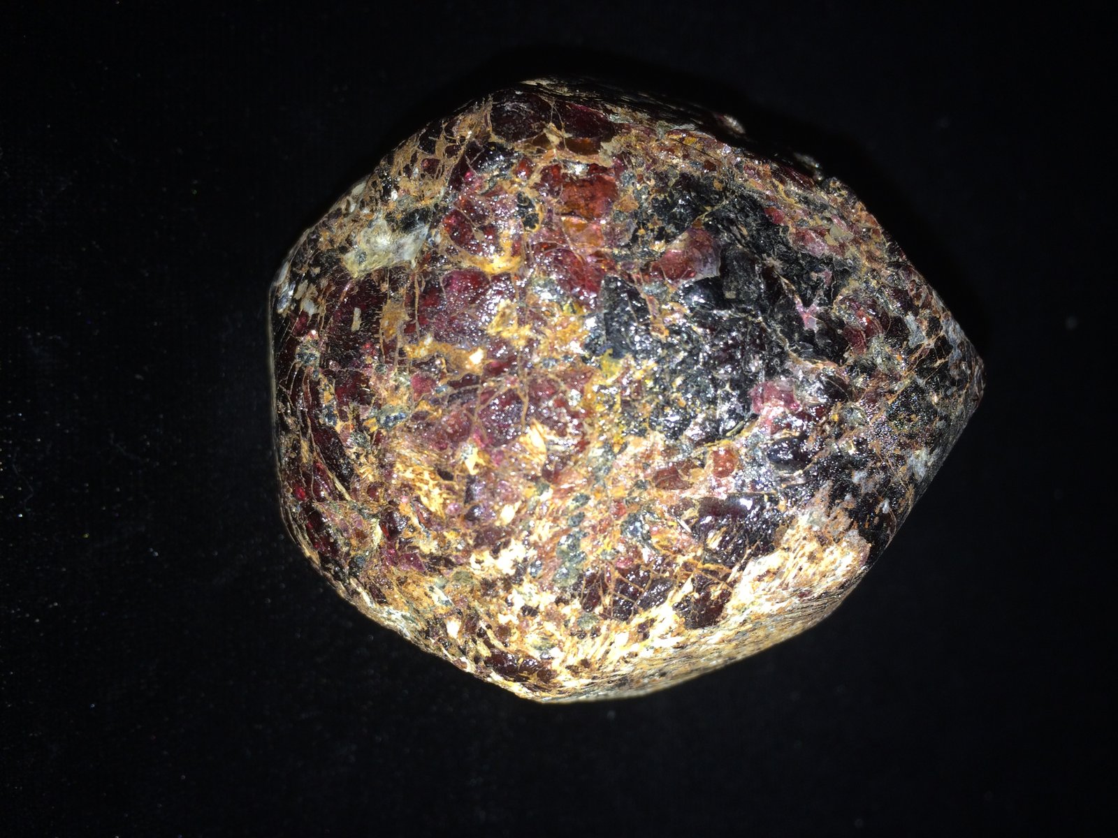 Almandine
65 mm x 65 mm x 60 mm
(Autor: Robert Seitz)