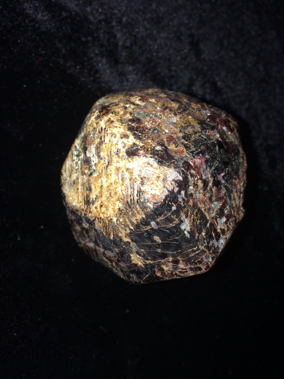 Almandine
65 mm x 65 mm x 60 mm
(Autor: Robert Seitz)