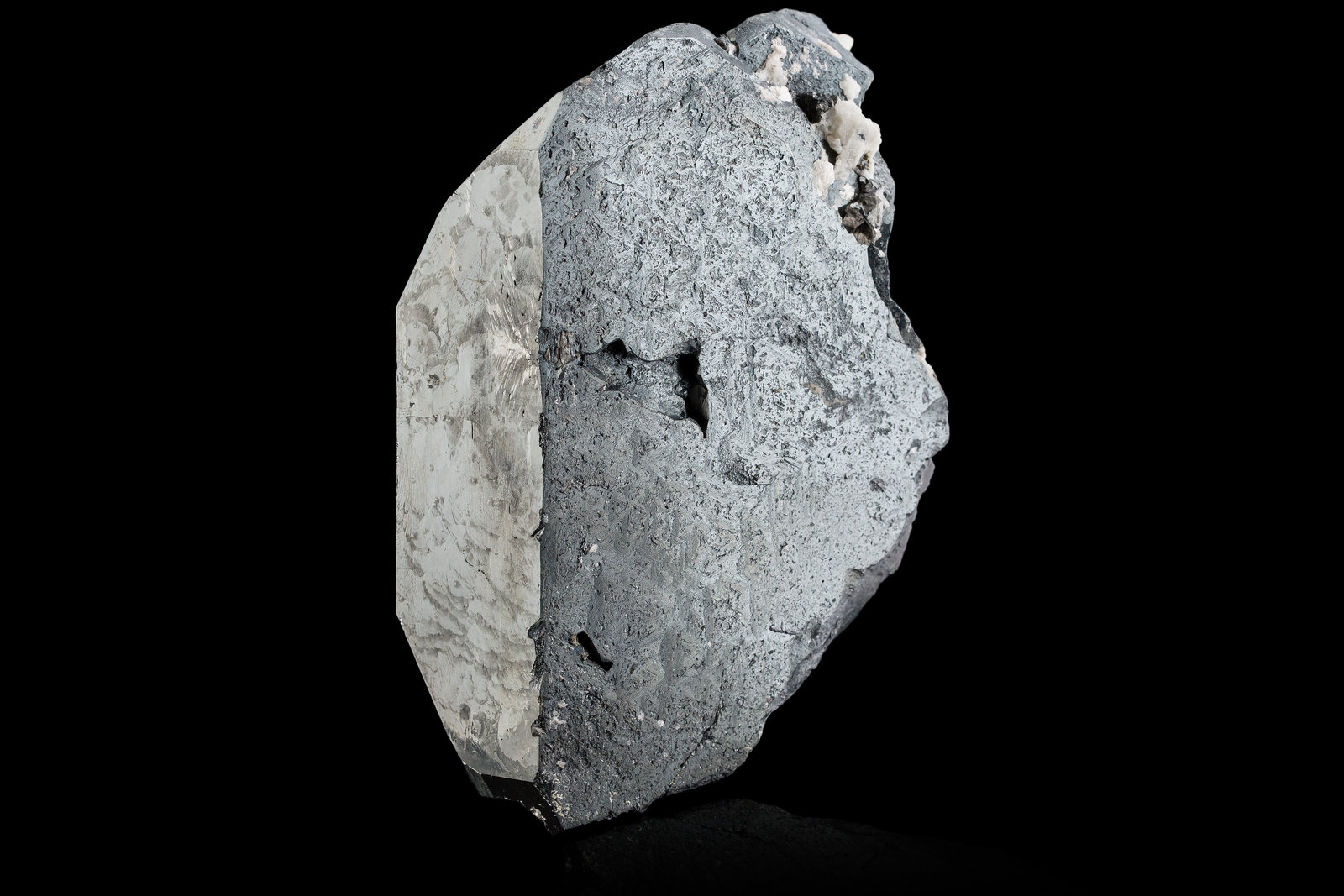 Ilmenite
13,0	x	13,0	x	13,0	cm
(Autor: MIM Museum)