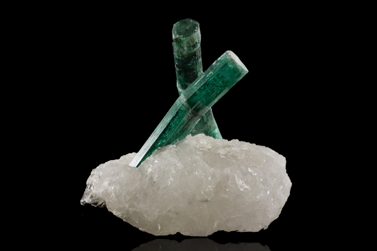 Beryl (variety emerald) on Quartz
14,0	x	8,5	x	11,5	cm
(Autor: MIM Museum)