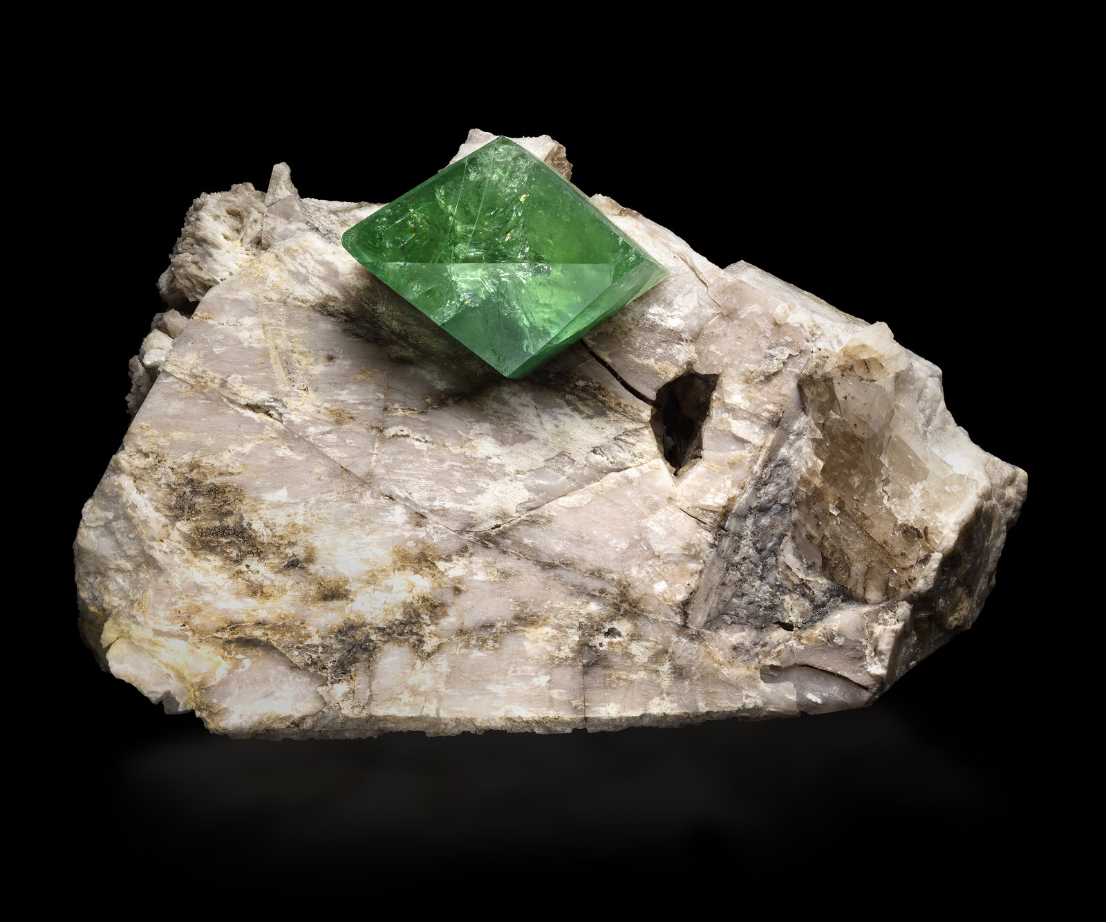 Herderite on Ortochlase
22,0	x	13,0	x	12,0	cm
(Autor: MIM Museum)