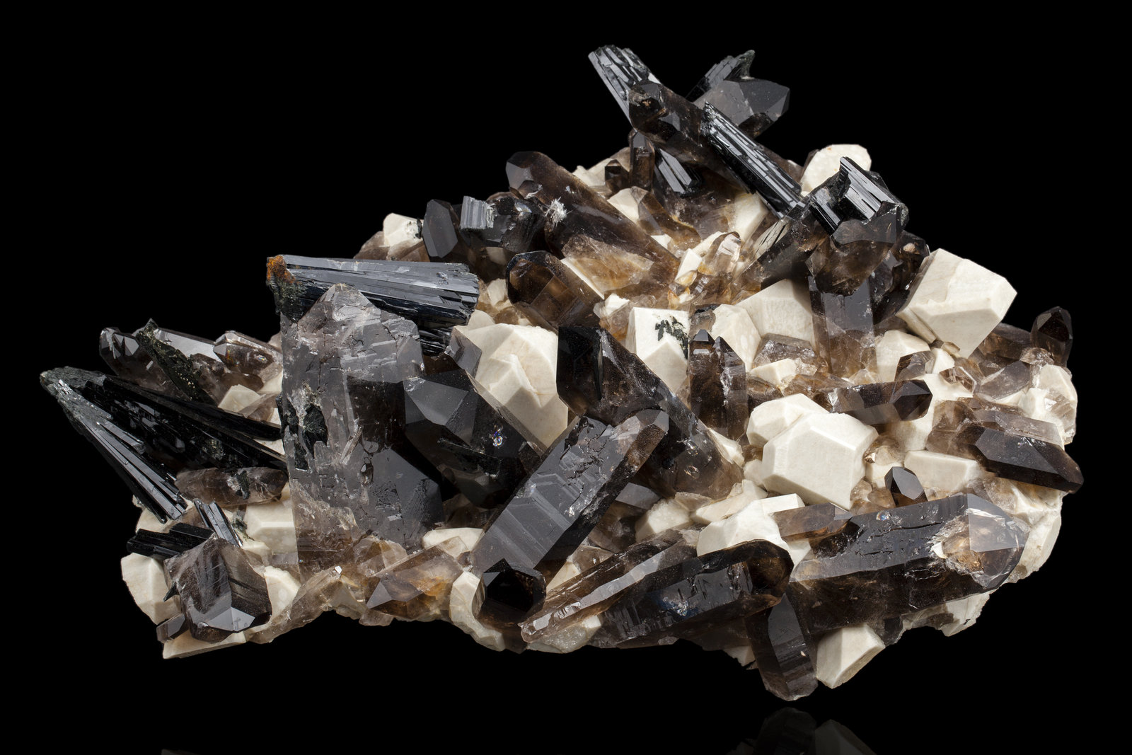 Microcline with Aegirine and Quartz (variety smoky)
48,0	x	38,0	x	20,0	cm
(Autor: MIM Museum)