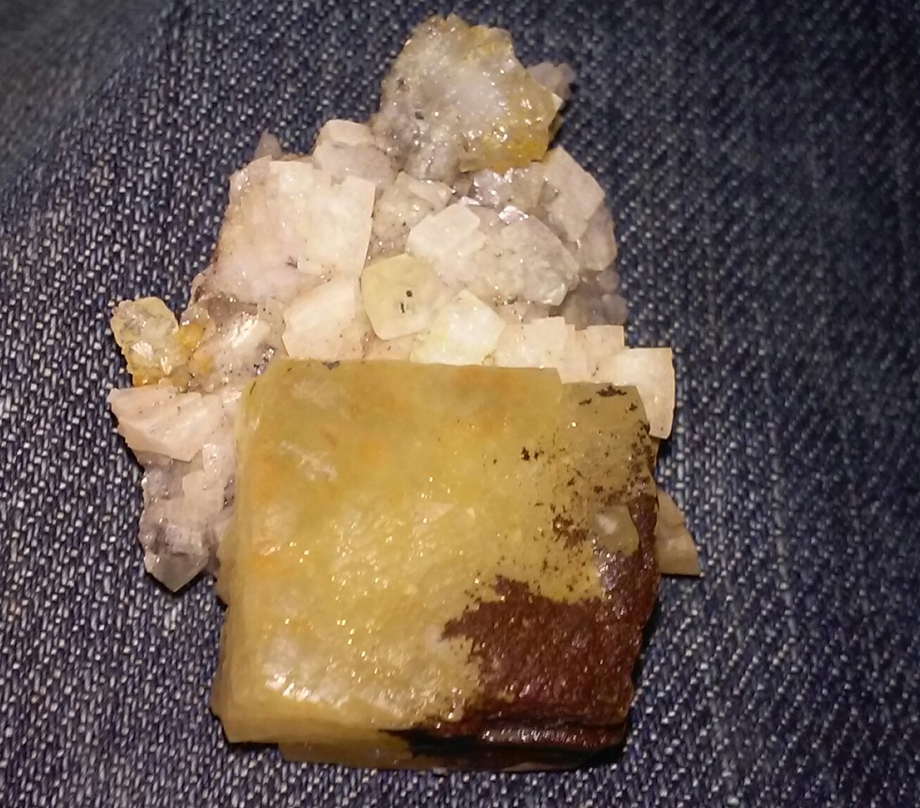 Dolomite, Calcite and iron oxides
2 1/2x 1 1/2in.
(Autor: jordanlowe1089)