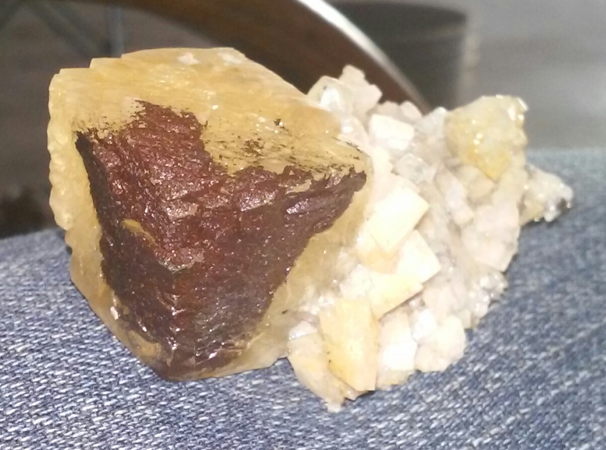 Dolomite, Calcite and iron oxides
2 1/2x 1 1/2in.
(Autor: jordanlowe1089)