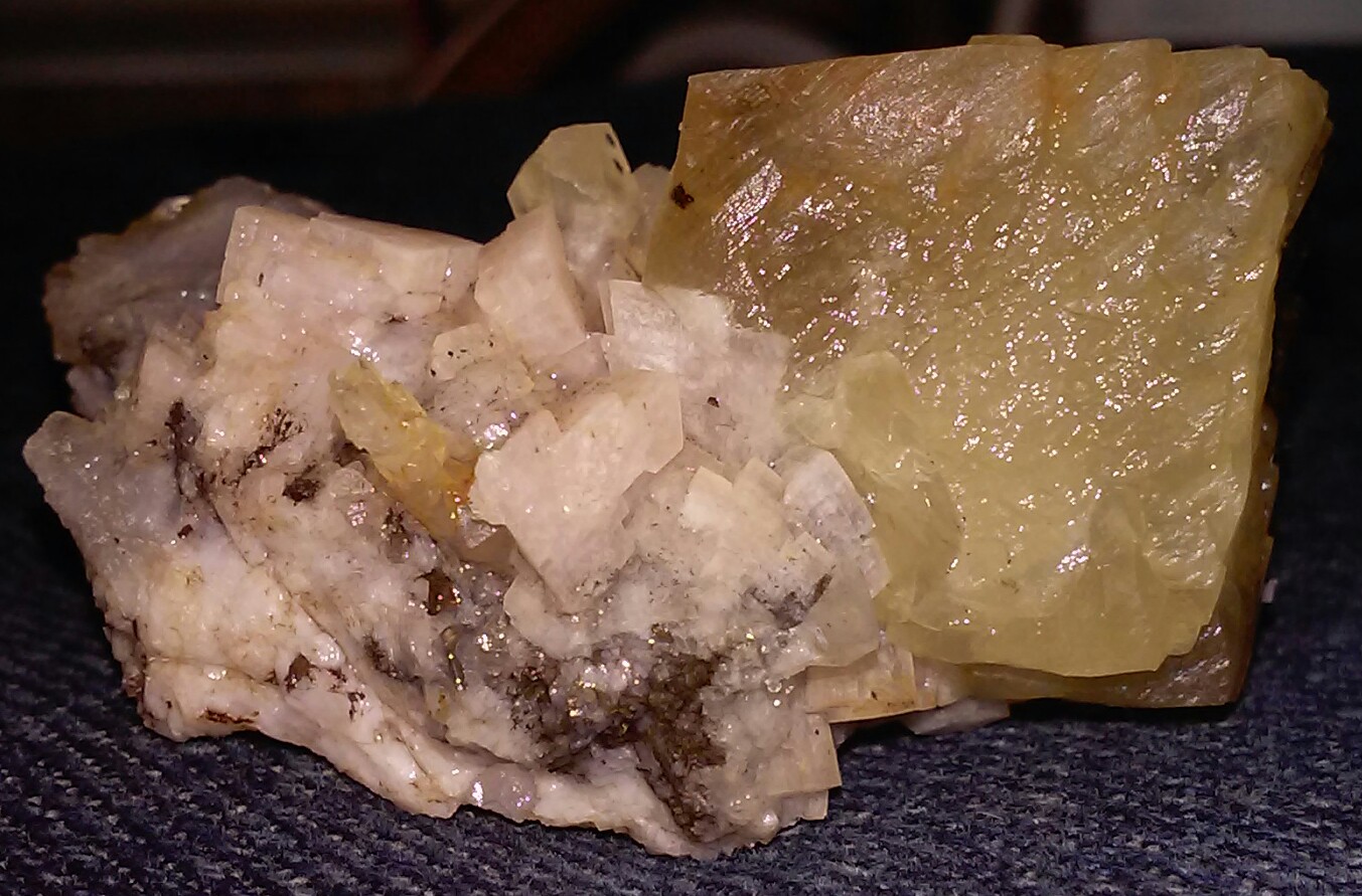 Dolomite, Calcite and iron oxides
2 1/2x 1 1/2in.
(Autor: jordanlowe1089)