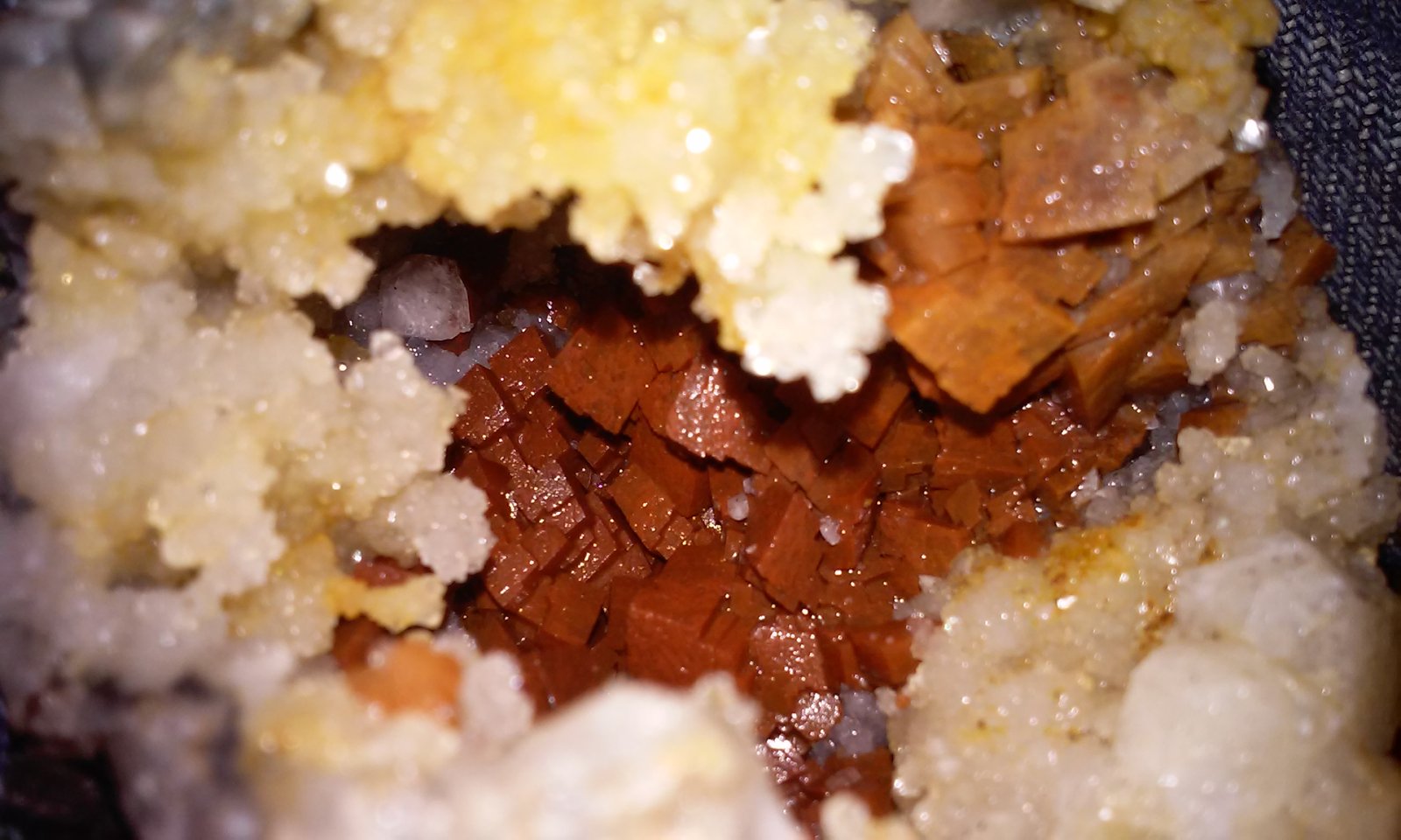 Dolomite and Quartz
2x2 1/2 in.
(Autor: jordanlowe1089)