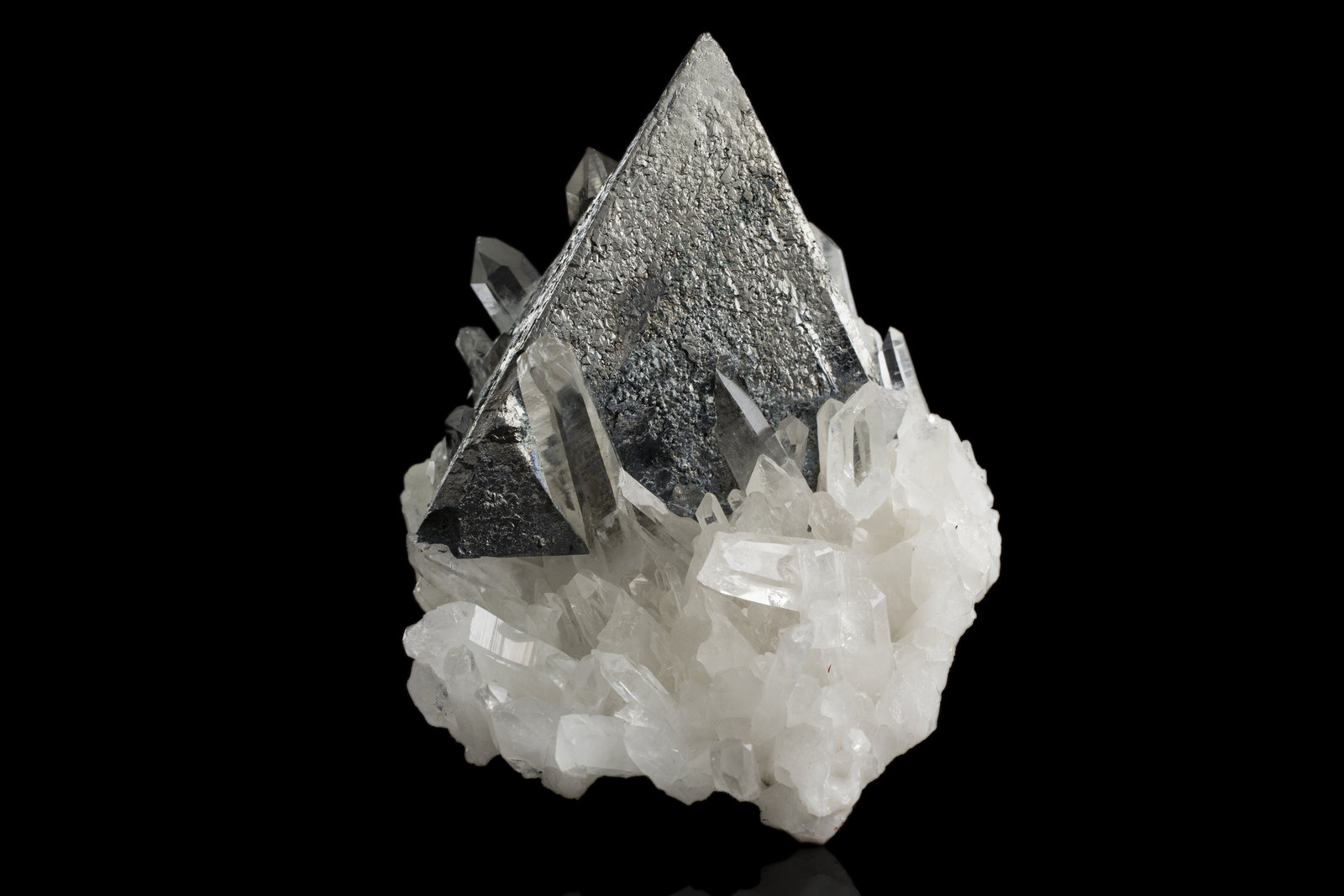 Tetrahedrite with Quartz
6,5	x	7,5	x	5,5	cm
(Autor: MIM Museum)