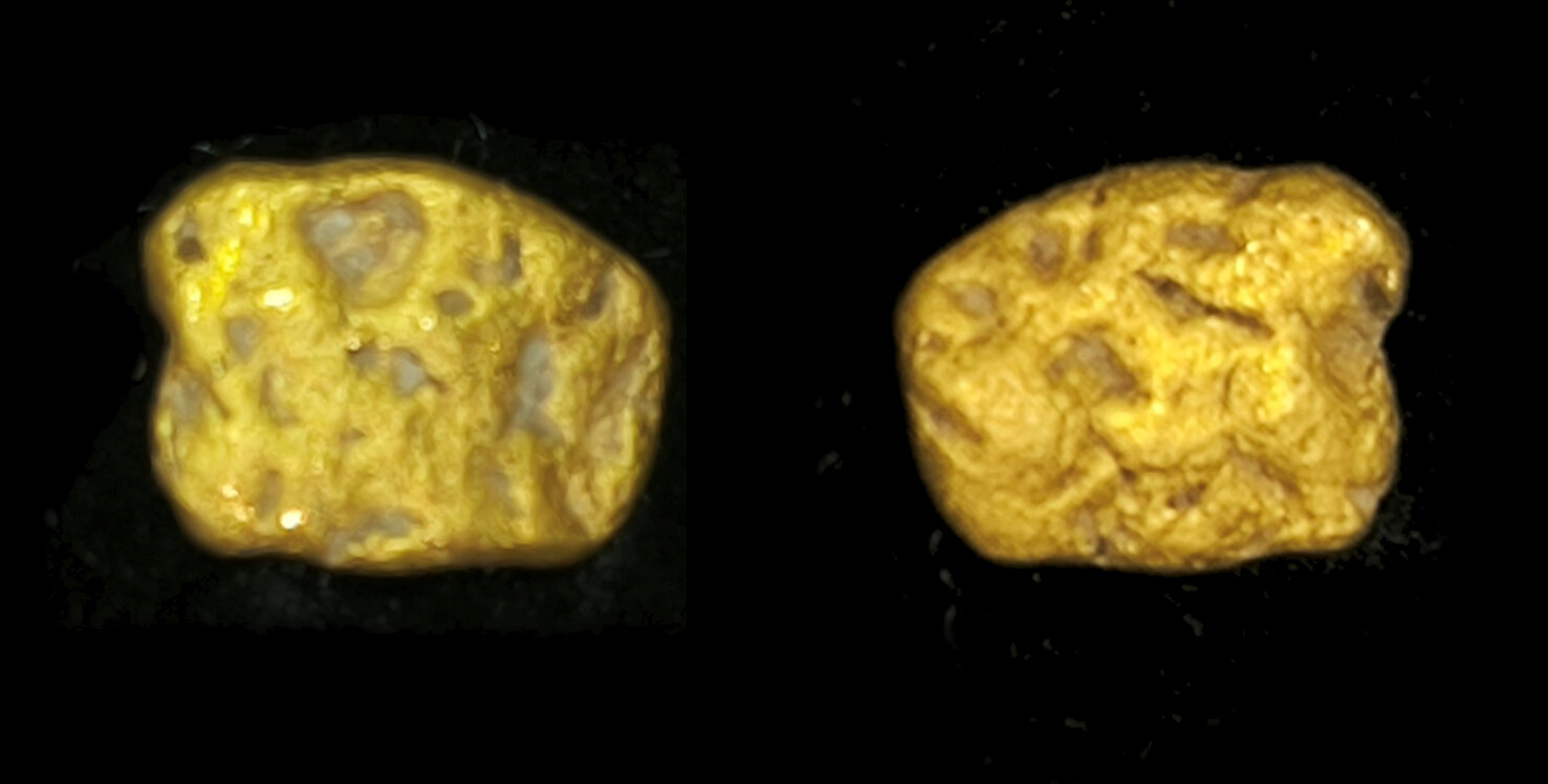 Gold
De la Chimenea Mountains, Talarrubias / Casas de Don Pedro area, Comarca La Siberia, Badajoz, Extremadura, Spain
7 mm x 5 mm. Mass: 0,49 g.
(Autor: Carles Millan)