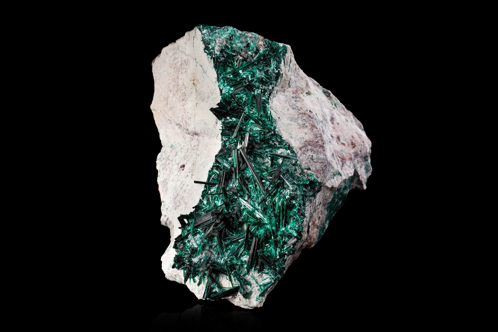 Brochantite
15,0	x	17,0	x	11,0	cm
(Autor: MIM Museum)