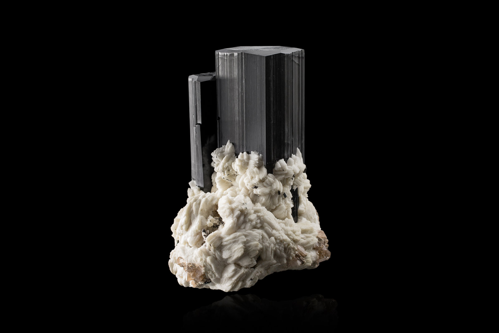 Schorl with Albite
12,0	x	1,1	x	15,0	cm
(Autor: MIM Museum)