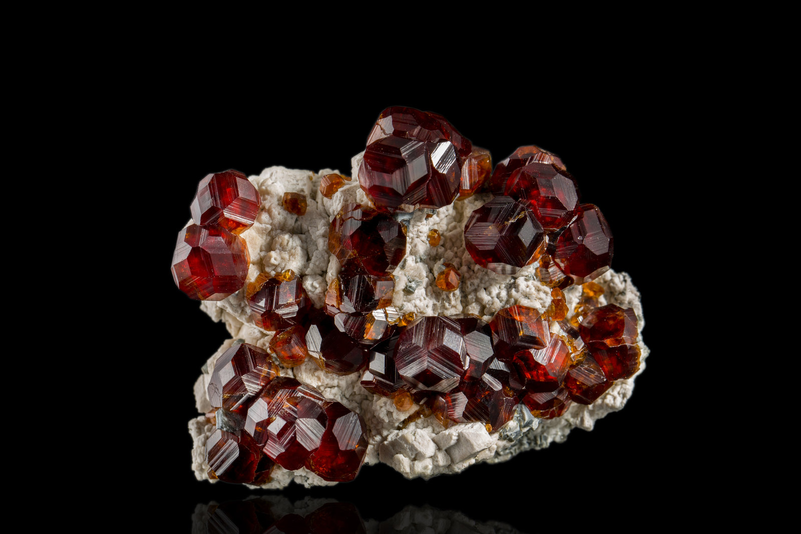 Spessartine on Orthoclase
7,0	x	6,0	x	3,5	cm
(Autor: MIM Museum)
