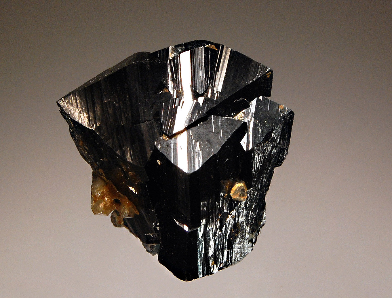 Ilvaite
2.5 x 3 cm
(Autor: Michael Shaw)