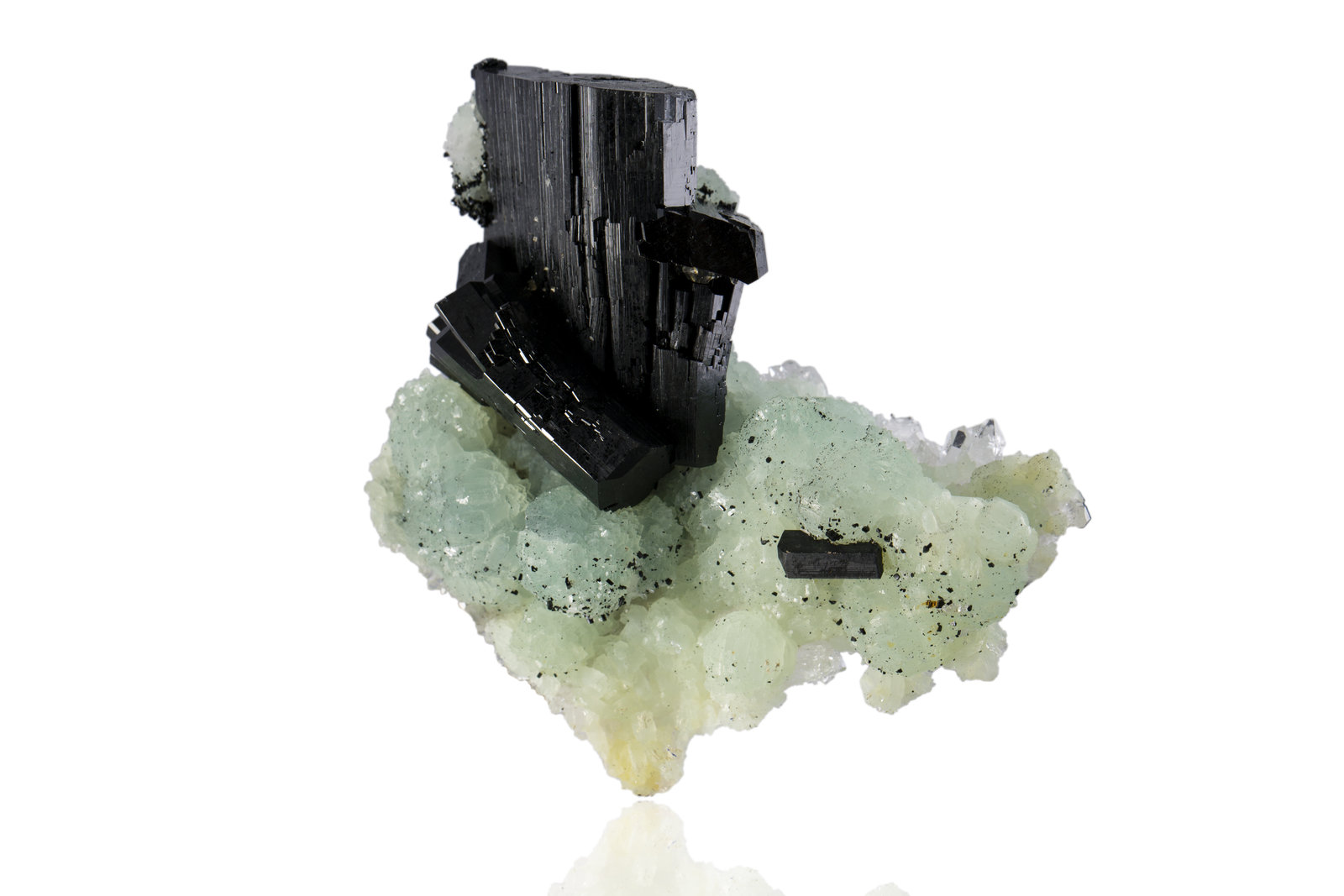 Babingtonite on Epidote
10,0	x	7,5	x	3,0	cm
(Autor: MIM Museum)