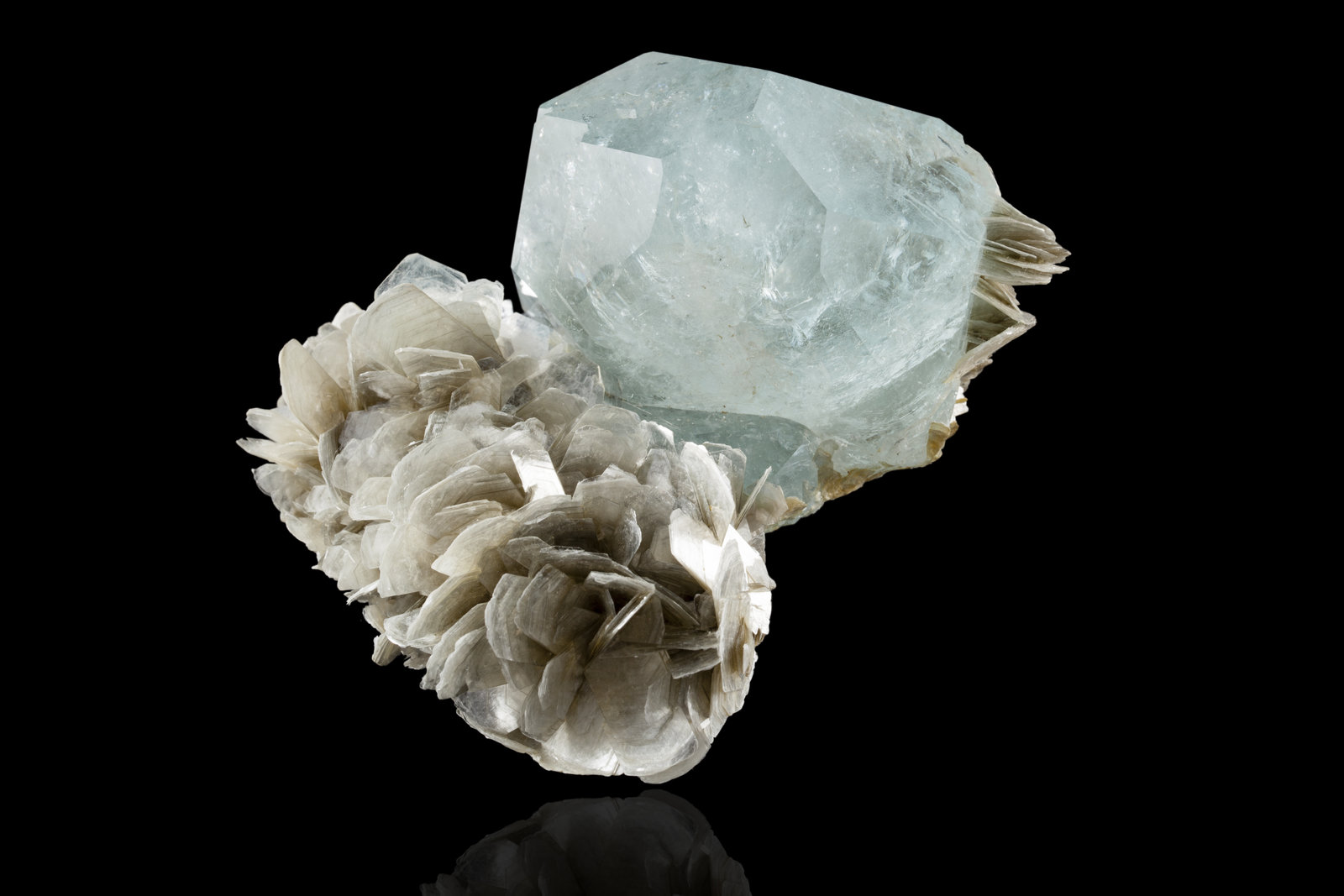 Beryl on Muscovite
13,0	x	10,5	x	6,5	cm
(Autor: MIM Museum)