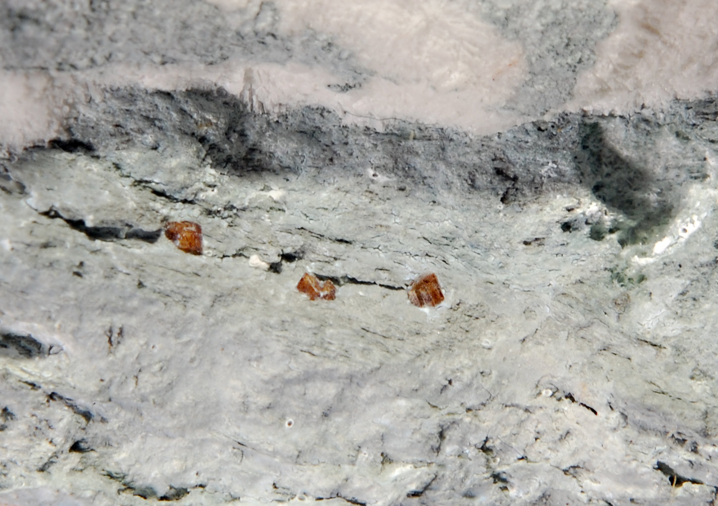 Joaquinite-(Ce)
3.5 x 6.5 cm, FOV ~ 1.0 cm
(Autor: Michael Shaw)