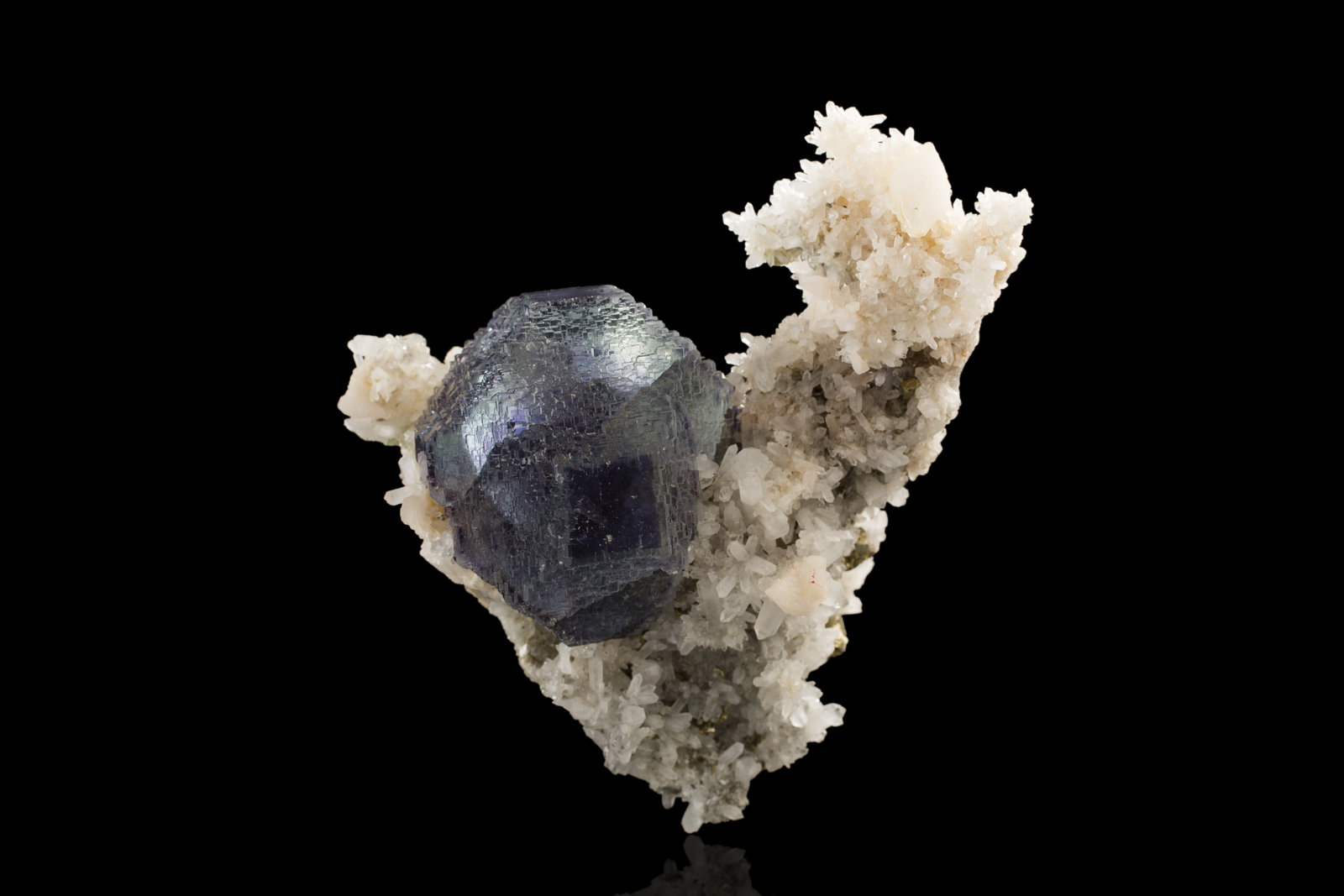 Fluorite with Quartz, Pyrite and Calcite
13,0	x	8,0	x	10,0	cm
(Autor: MIM Museum)