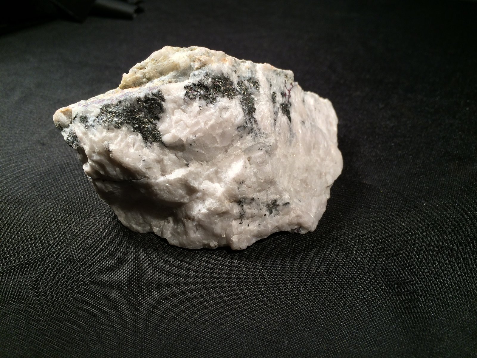 Proustite, Pyrargyrite
100 mm x 60 mm x 55 mm
(Autor: Robert Seitz)