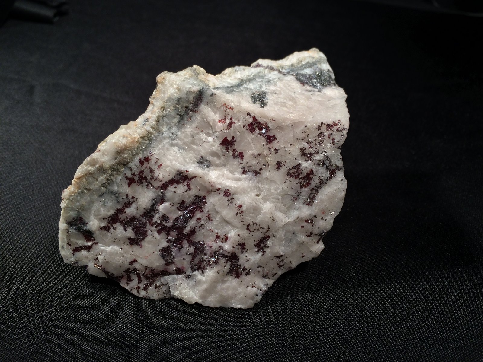 Proustite, Pyrargyrite
100 mm x 60 mm x 55 mm
(Autor: Robert Seitz)