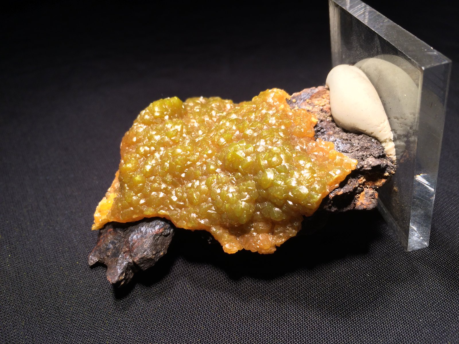 Pyromorphite
80 mm x 65 mm x 30 mm
(Autor: Robert Seitz)