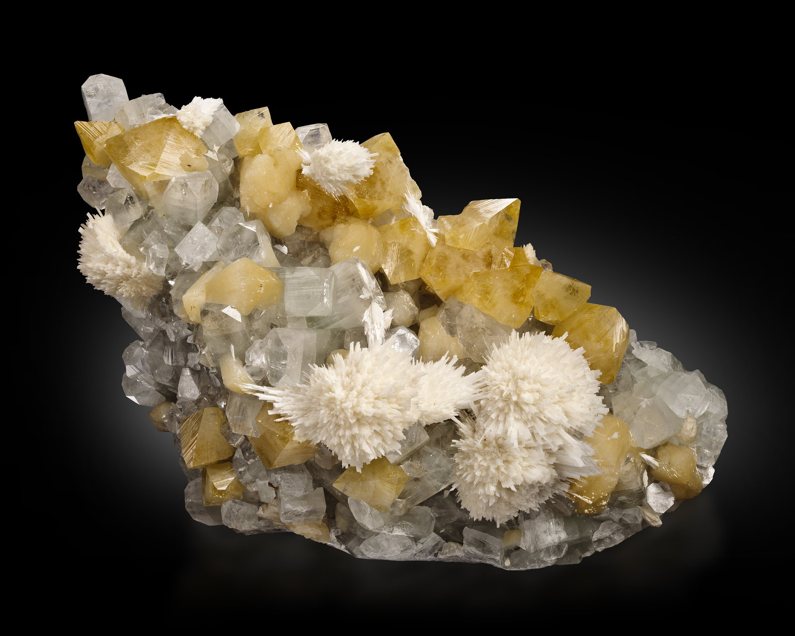 Powellite with Fluorapophyllite-(K), Stilbite-Ca and Scolecite
41,0	x	19,0	x	25,0	cm
(Autor: MIM Museum)