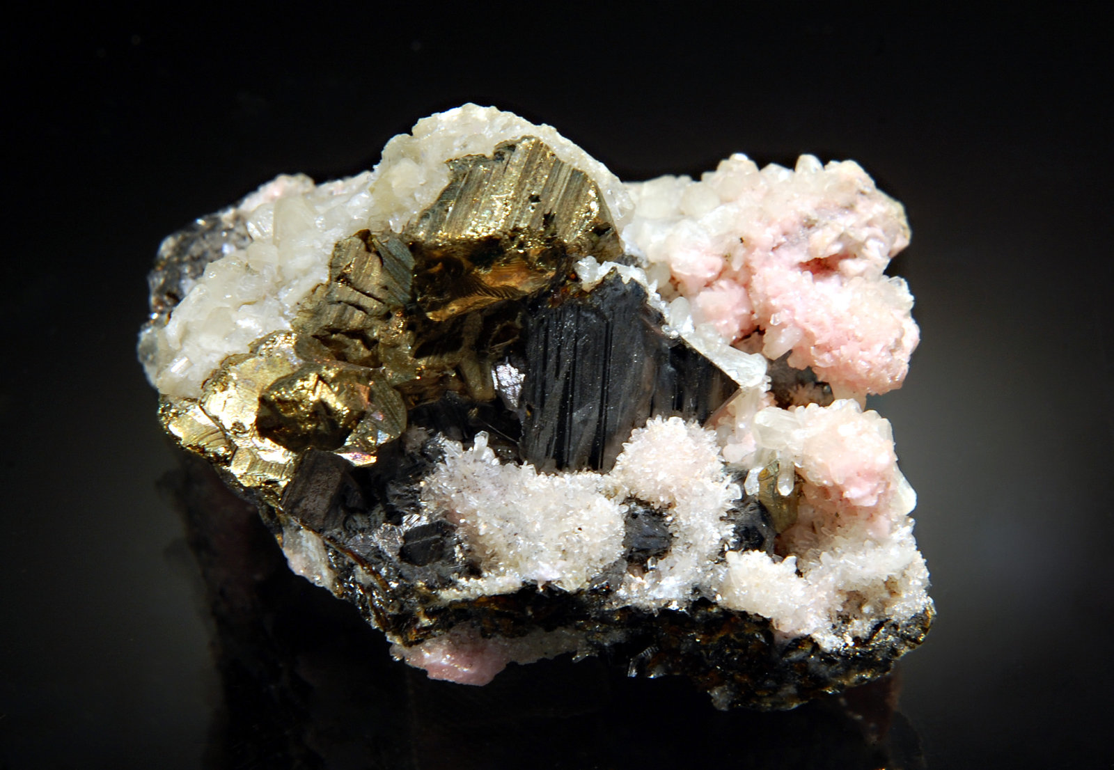 Chalcopyrite, sphalerite, rhodochrosite, and quartz
3.6 x 5.2 cm
(Autor: Michael Shaw)