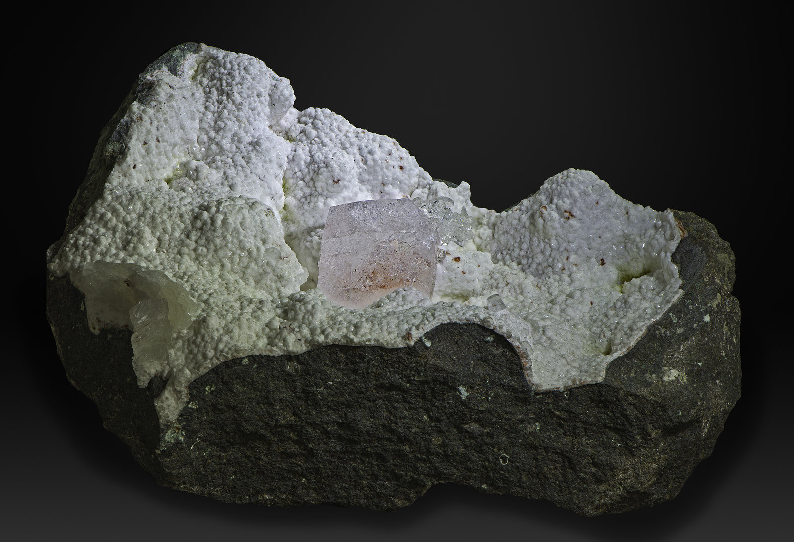 Fluorapophyllite
104 x 79 x 43 mm (x-tal = 19 mm)
(Autor: Rob Schnerr)