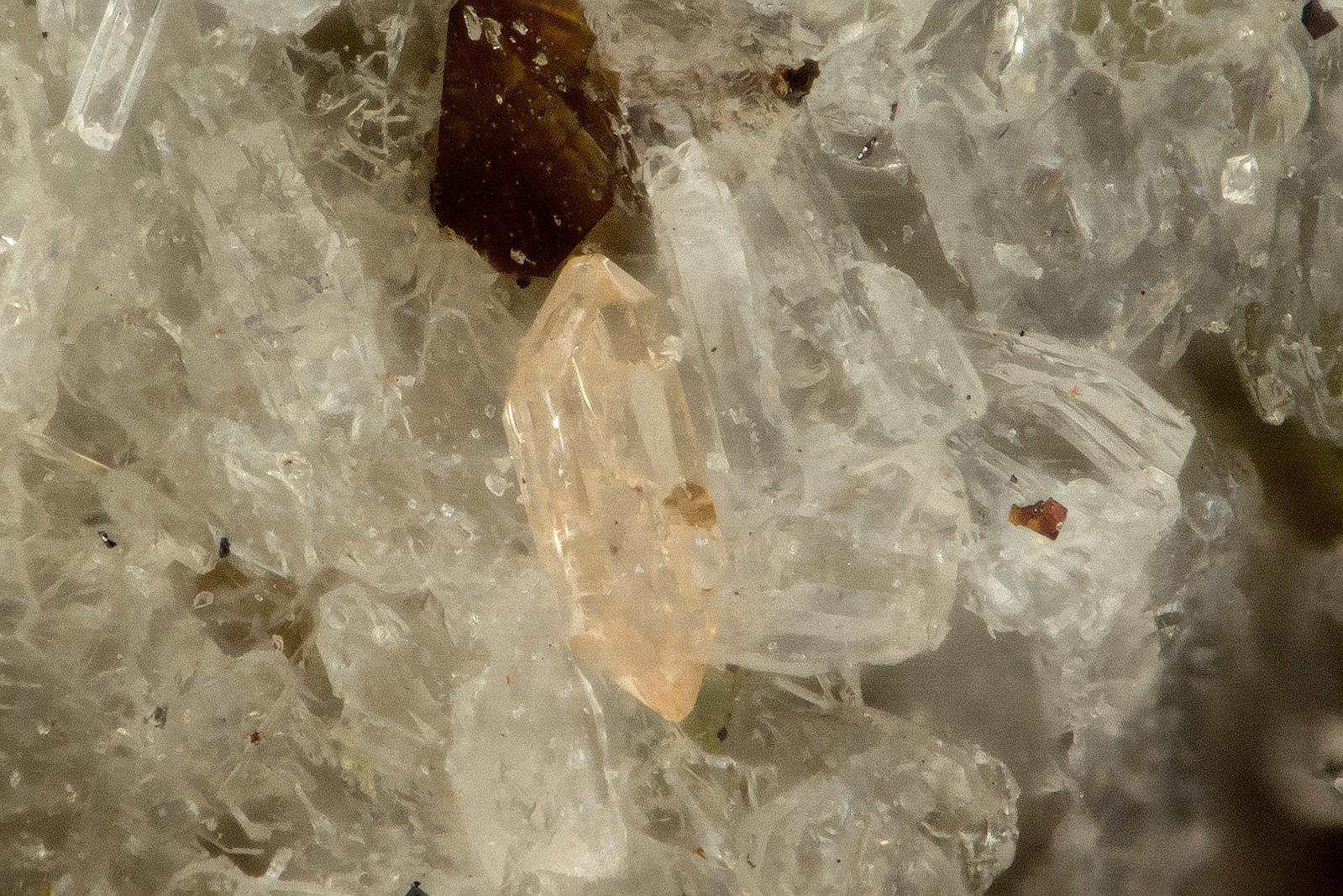 Zircon
FOV = 0.6 mm
(Autor: Doug)