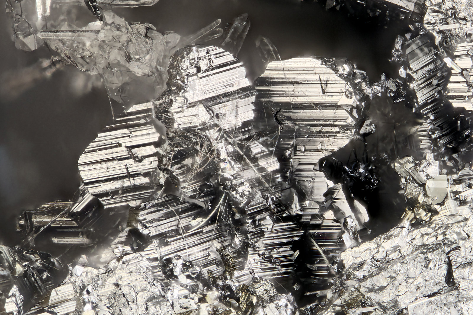 Freieslebenite, Boulangerite
FOV = 1.3 mm
(Autor: Doug)