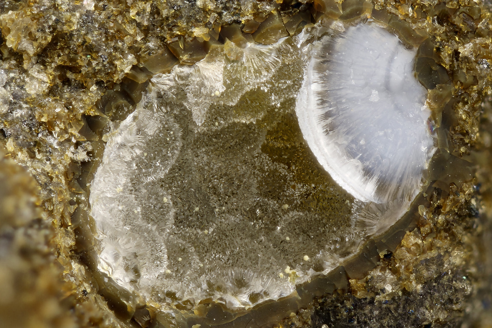 Boggsite, Tschernichite
FOV = 3.2 mm
(Autor: Doug)