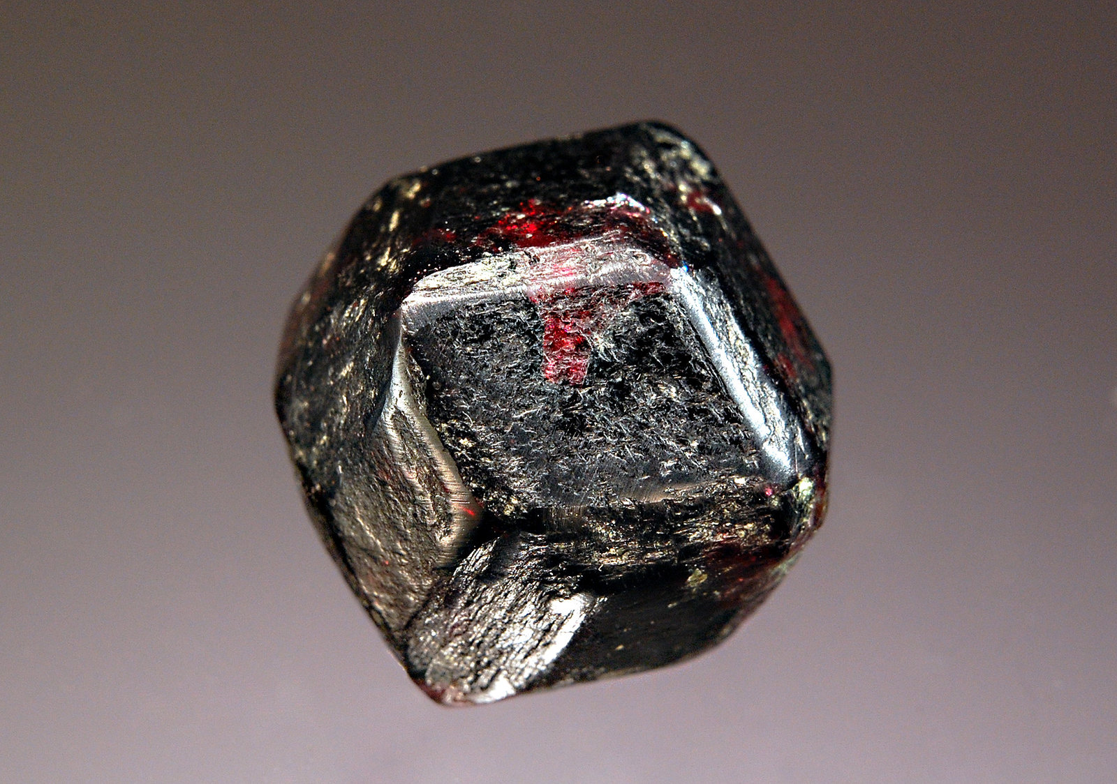 Almandine
2.5 x 3.0 cm
(Autor: Michael Shaw)