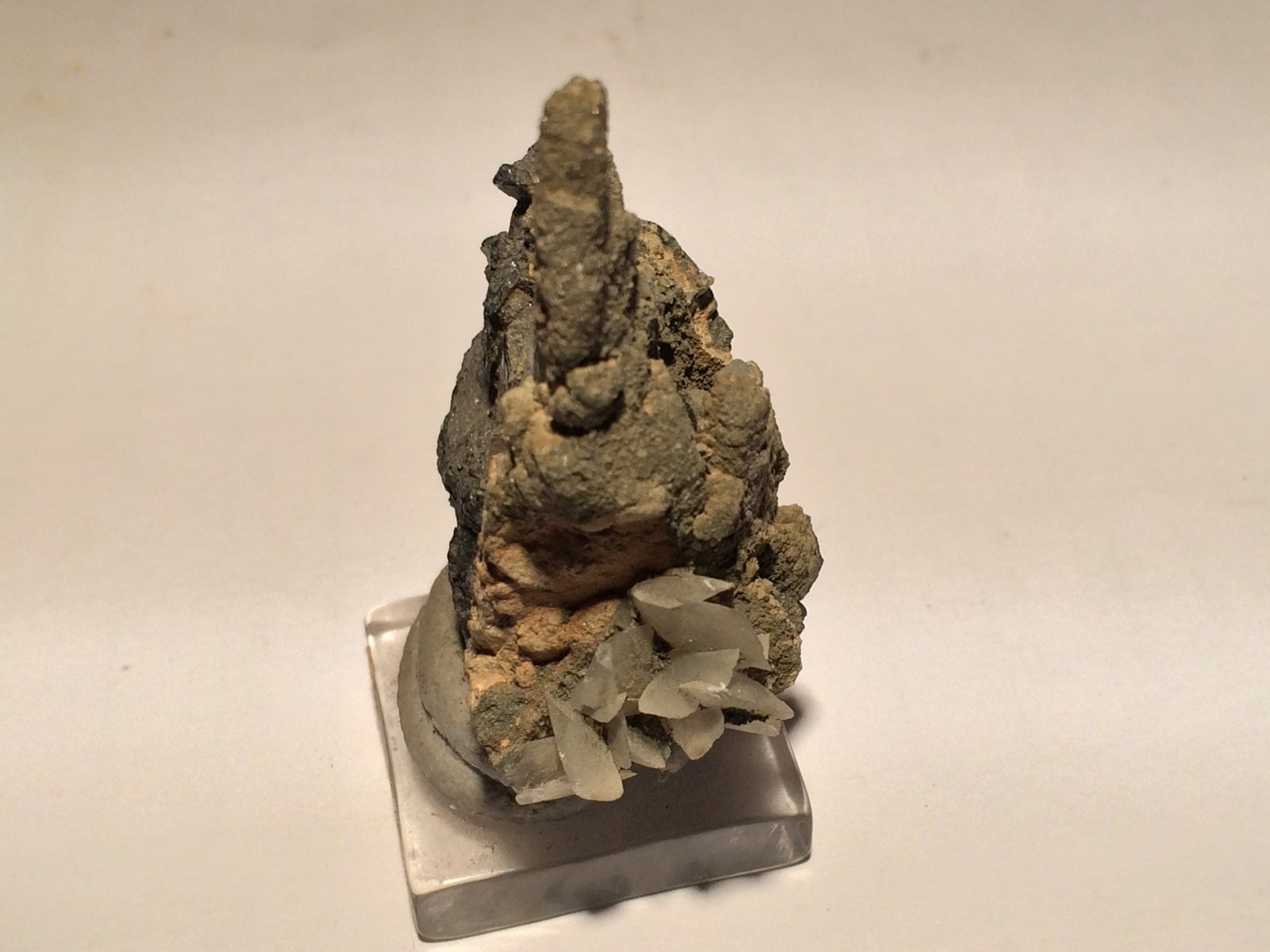 Wolframite, Calcite, Dolomite
50 X 33 X 25
(Autor: Robert Seitz)
