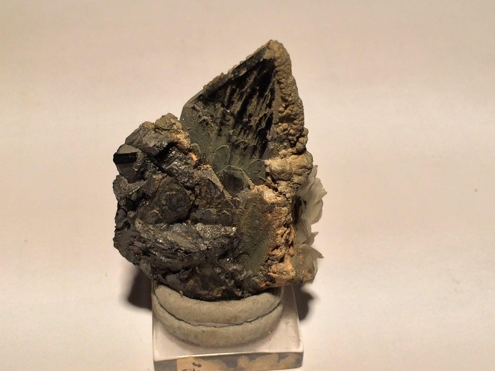 Wolframite, Calcite, Dolomite
50 X 33 X 25 mm
(Autor: Robert Seitz)