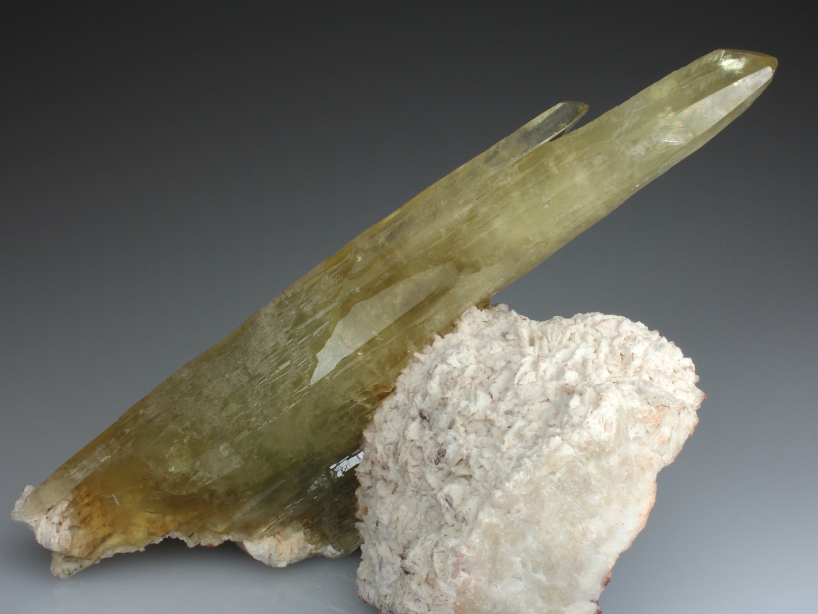 Baryte and Dolomite
15,0	x	8,0	x	8,0	cm
(Autor: MIM Museum)
