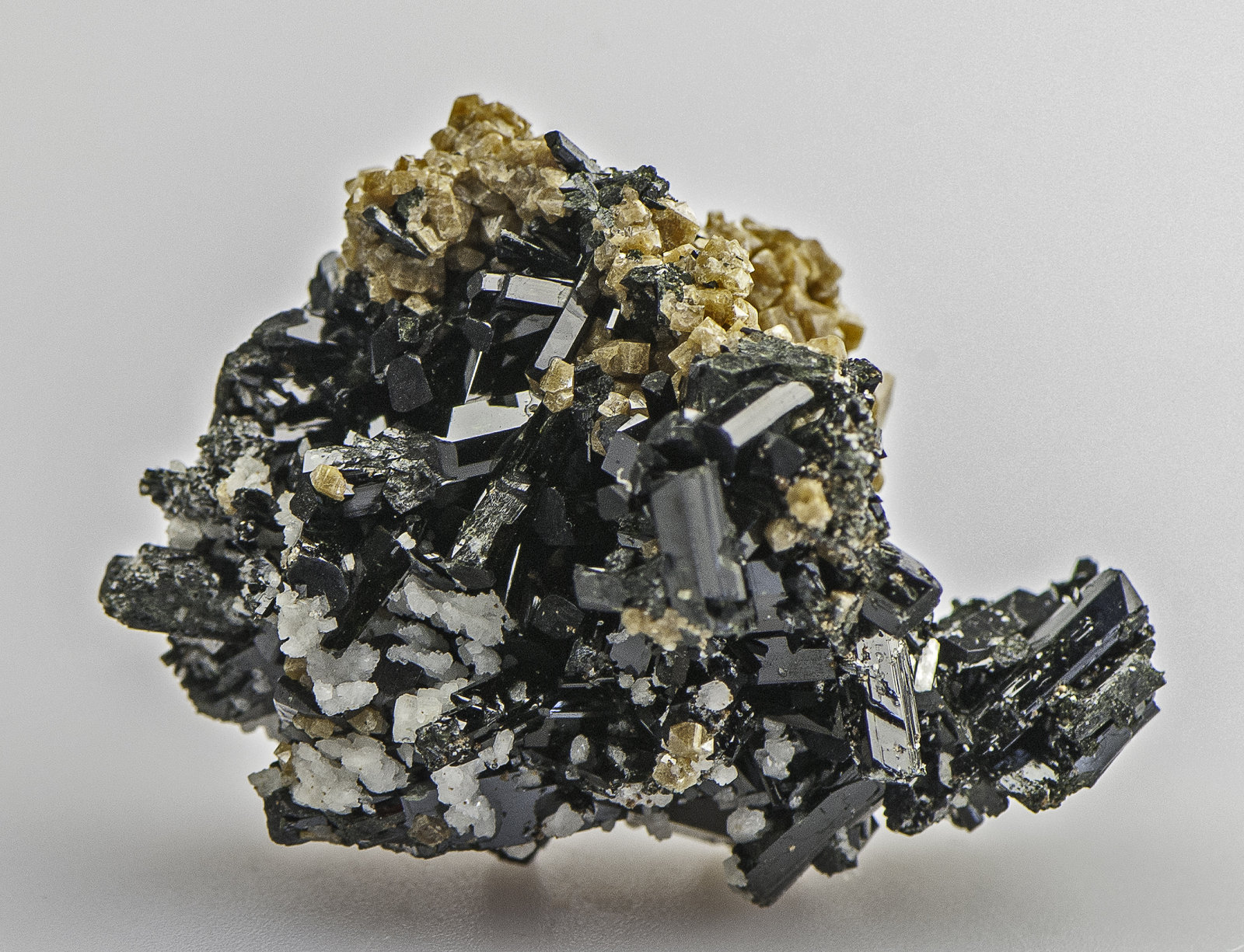 Zircon, Aegirine, Orthoclase
39 x 30 x 26 mm
(Autor: Rob Schnerr)