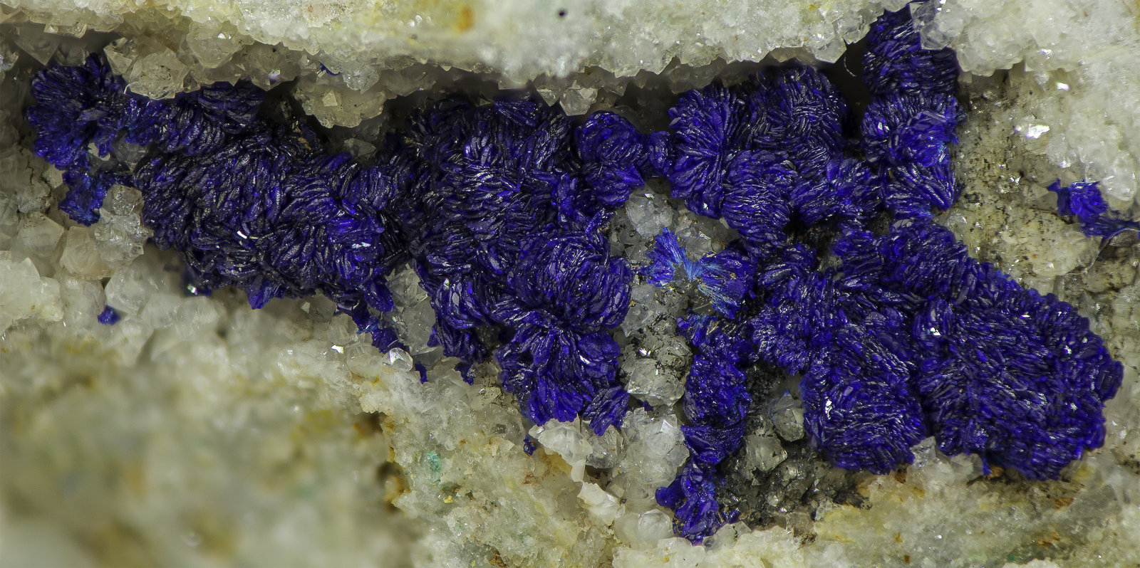 Azurite
VOF 23 mm (whole piece 45 x 45 x 40 mm)
(Autor: Rob Schnerr)