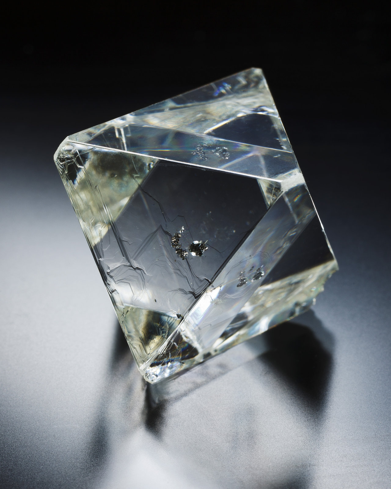 Diamond
2,5	x	1,9	x	1,9	cm
(Autor: MIM Museum)