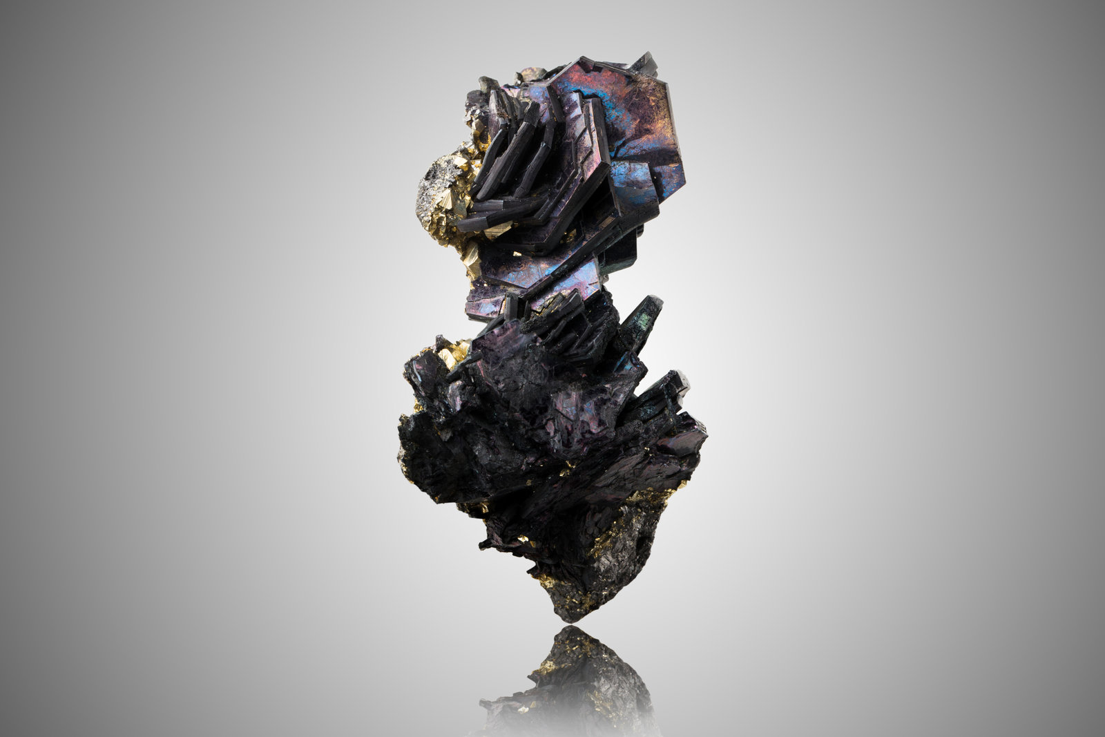 Covellite
5,0	x	3,0	x	7,5	cm
(Autor: MIM Museum)