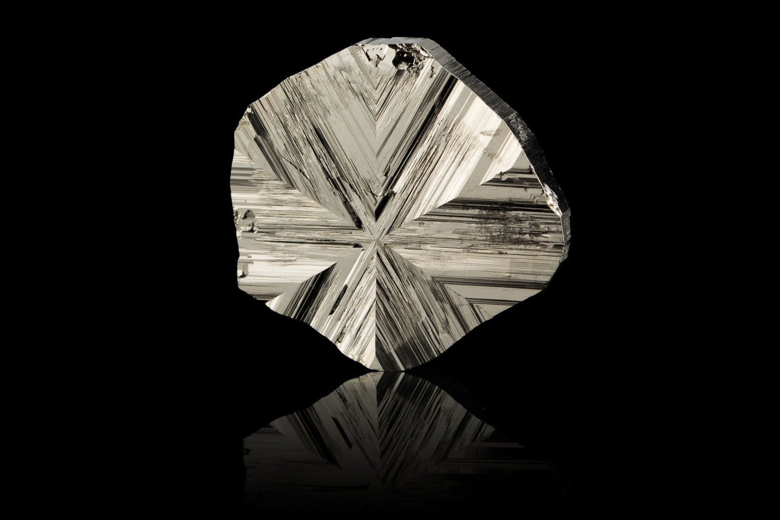 Cubanite
4,0	x	4,0	x	1,0	cm
(Autor: MIM Museum)