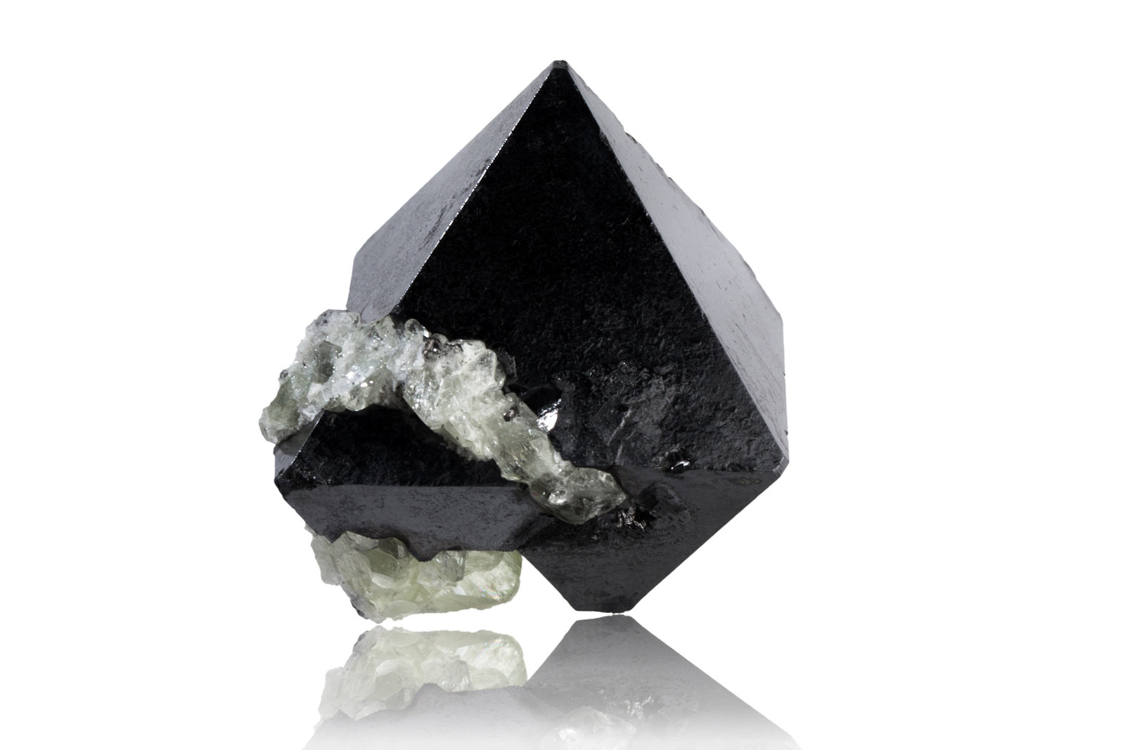 Alabandite and Diopside
4,5	x	4,5	x	4,5	cm
(Autor: MIM Museum)