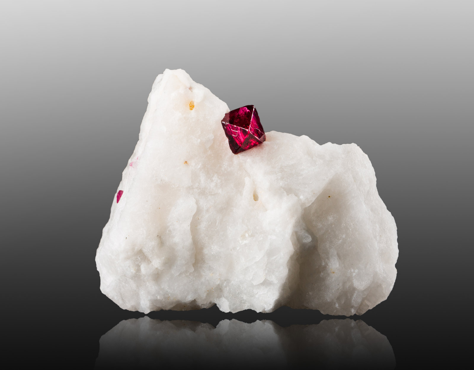 Spinel on Calcite
6,5	x	4,0	x	5,5	cm
(Autor: MIM Museum)
