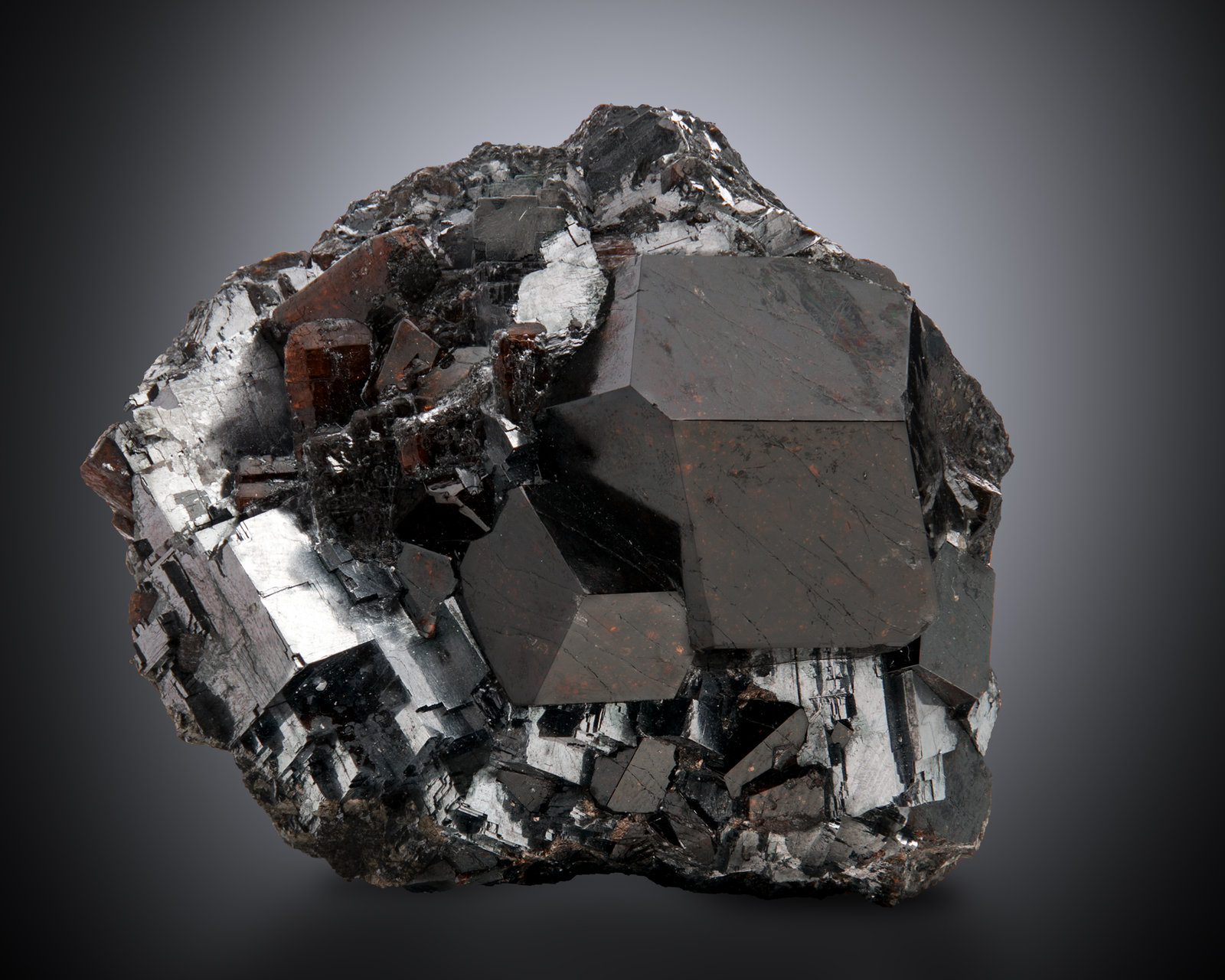 Spessartine on Galena
7,0	x	6,0	x	4,5	cm
(Autor: MIM Museum)