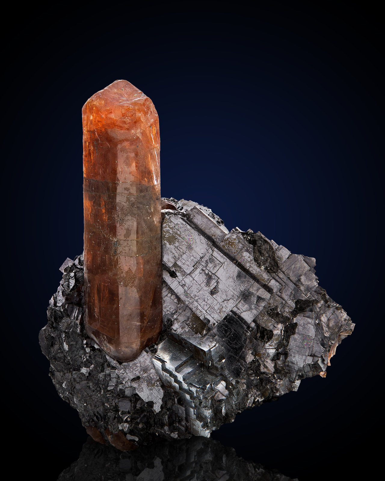 Bustamite on Galena
5,5	x	3,5	x	6,5	cm
(Autor: MIM Museum)