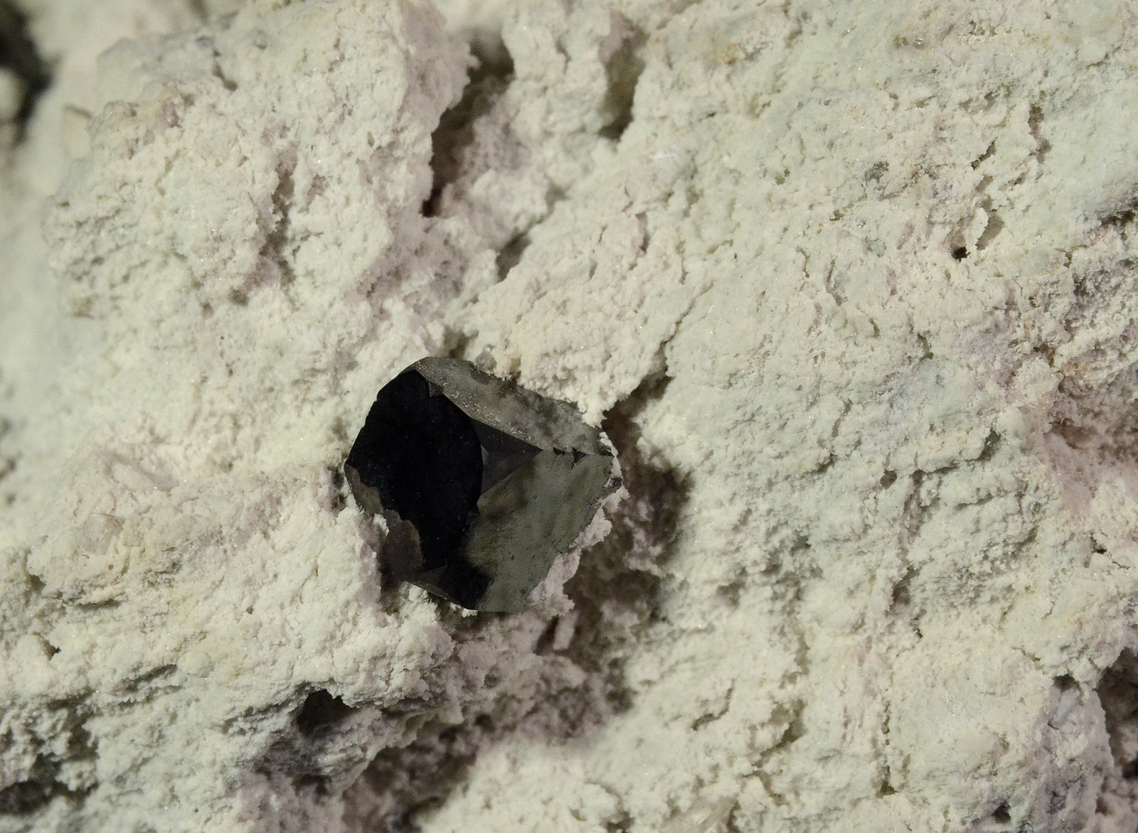 Bixbyite
8.7 x 6.6 x 4.5 cm, FOV = 2.0 cm
(Autor: Michael Shaw)
