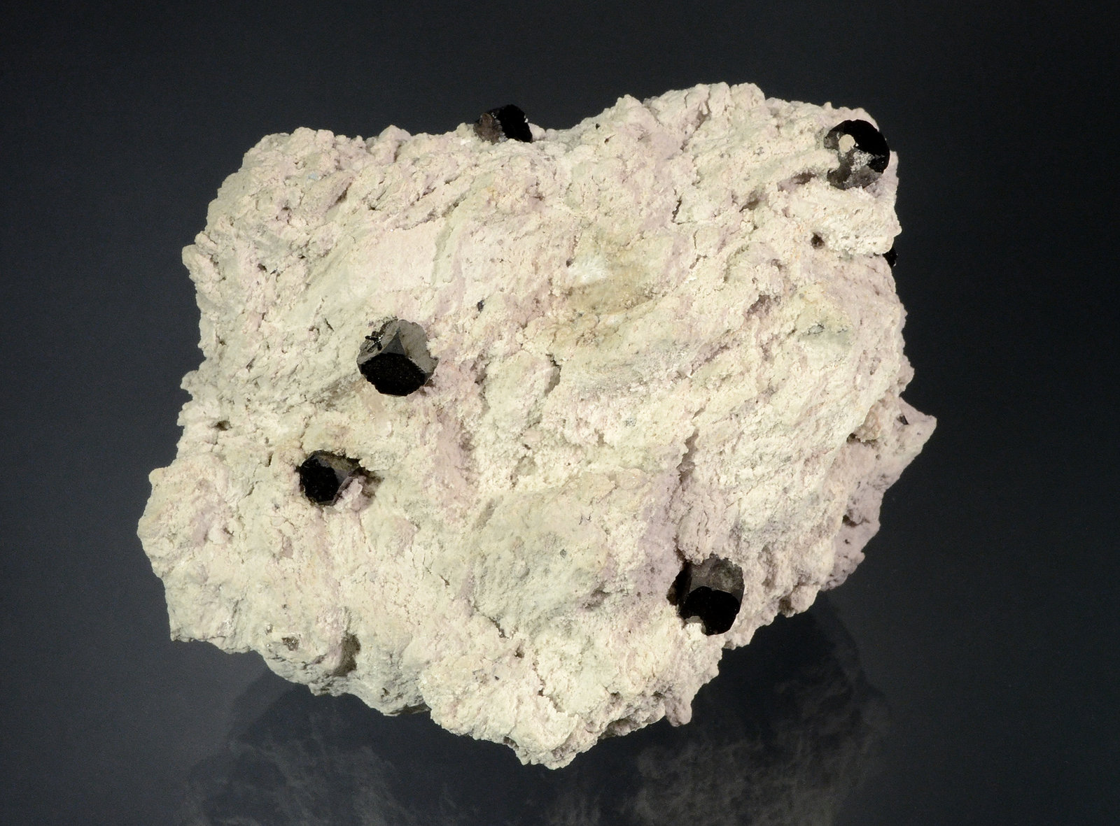 Bixbyite
8.7 x 6.6 x 4.5 cm
(Autor: Michael Shaw)
