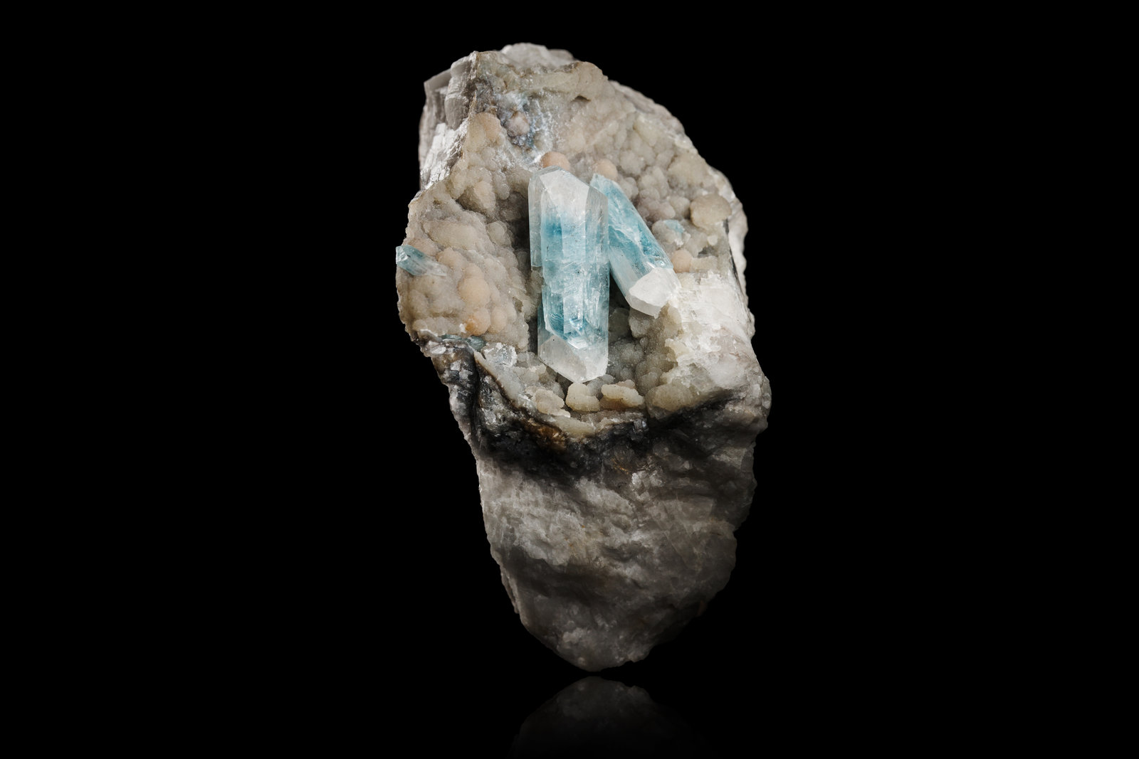 Kovdorskite
4,0	x	6,0	x	5,0	cm
(Autor: MIM Museum)