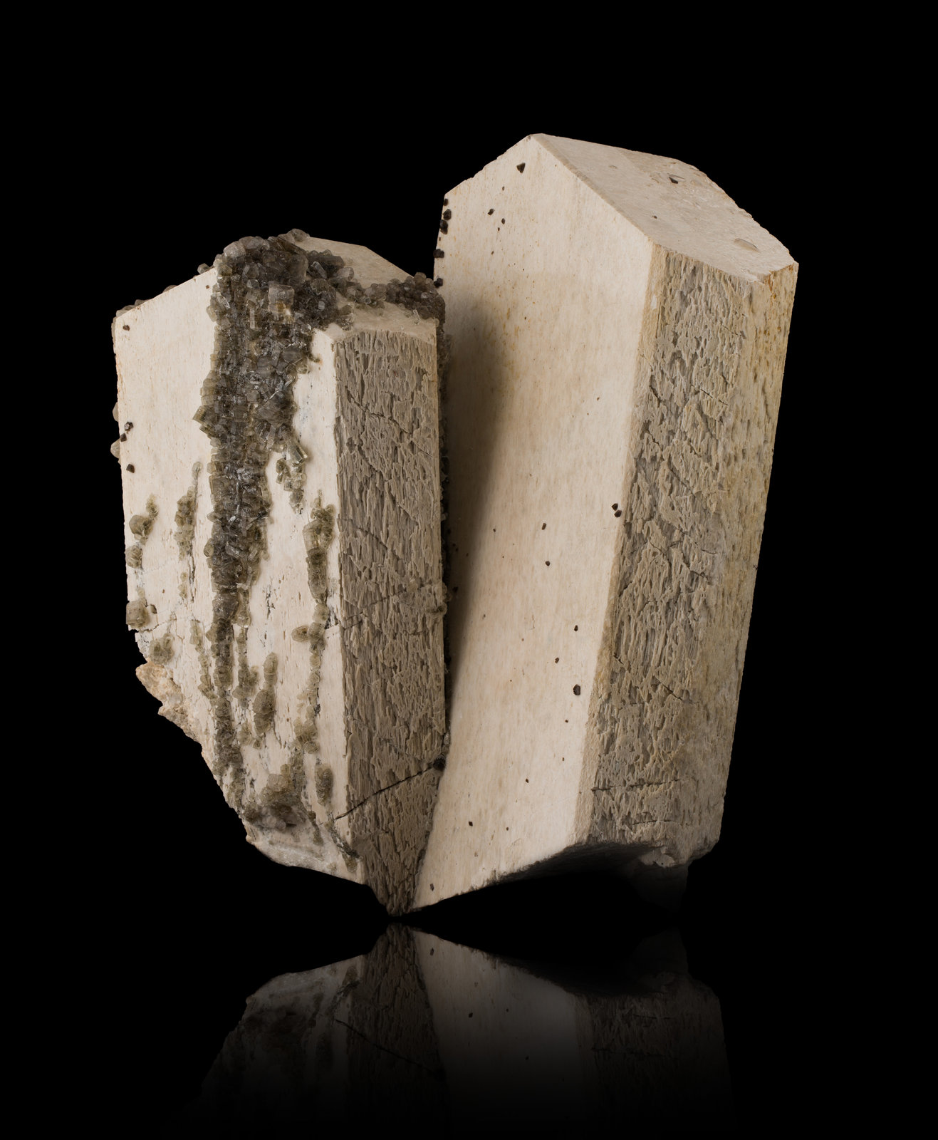Microcline with Apatite (Group)
30,0	x	17,0	x	33,0	cm
(Autor: MIM Museum)