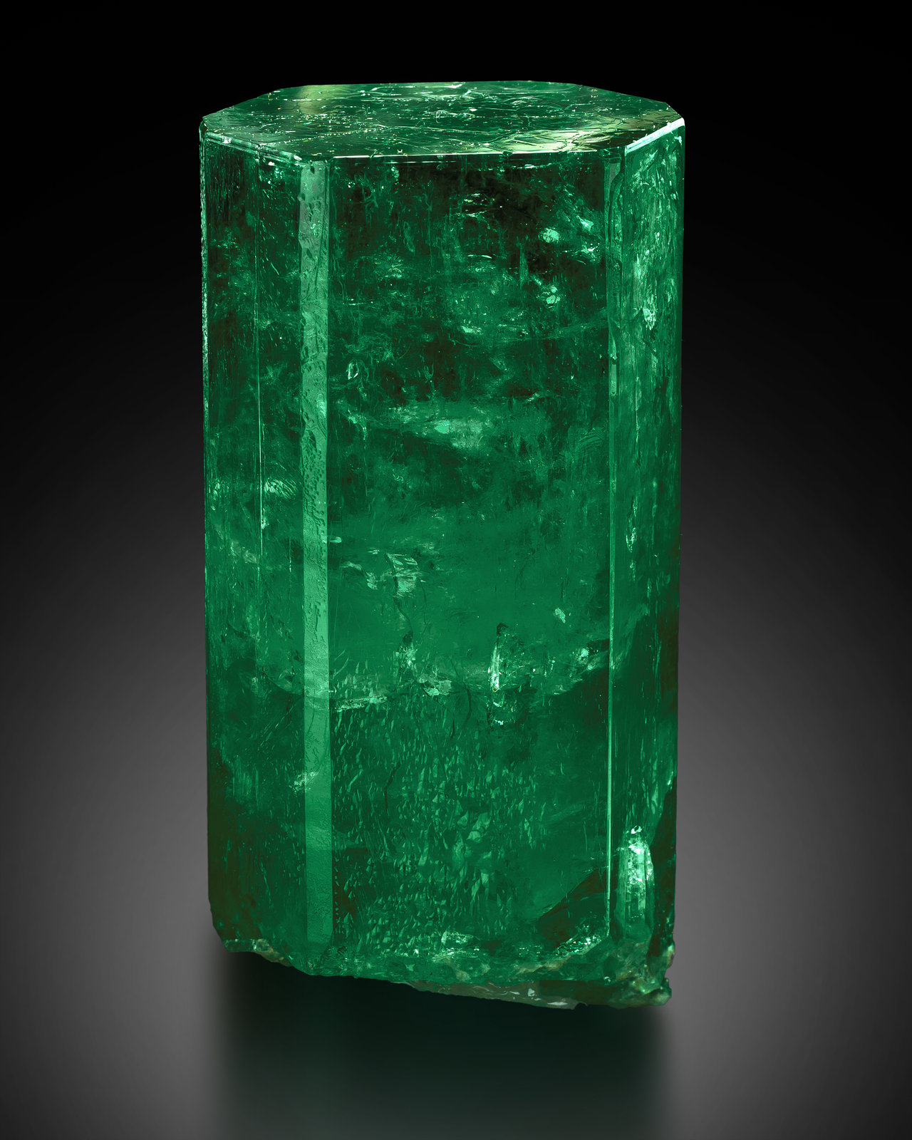 Beryl (variety emerald)
4,0	x	4,5	x	9,5	cm
(Autor: MIM Museum)