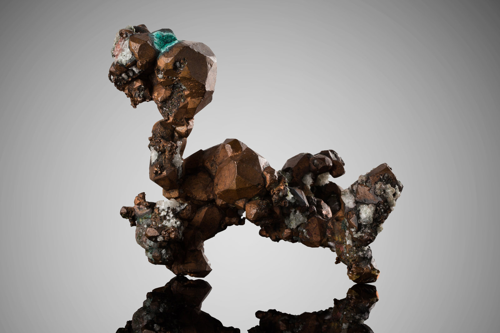 Copper with Malachite
12,0	x	8,0	x	10,5	cm
(Autor: MIM Museum)