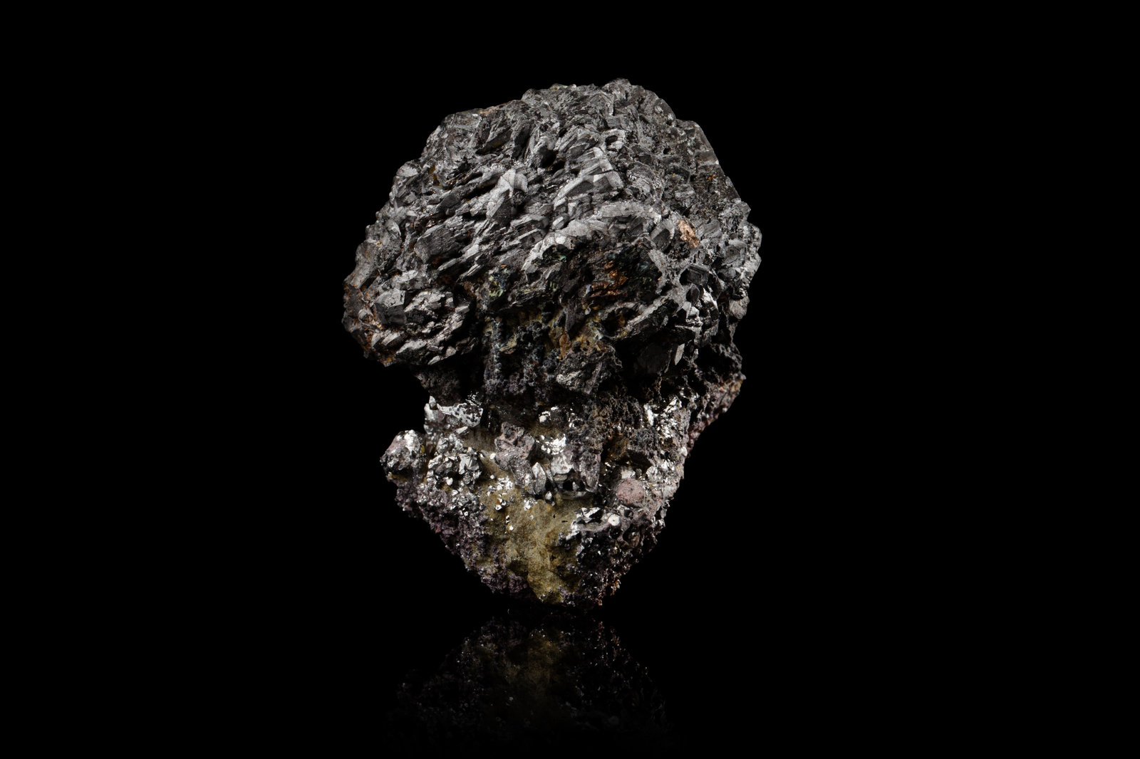 Nickeline and Nickelskutterudite
4,0	x	4,0	x	5,0	cm
(Autor: MIM Museum)